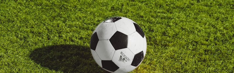 世界杯决赛球队激烈比赛现场照片